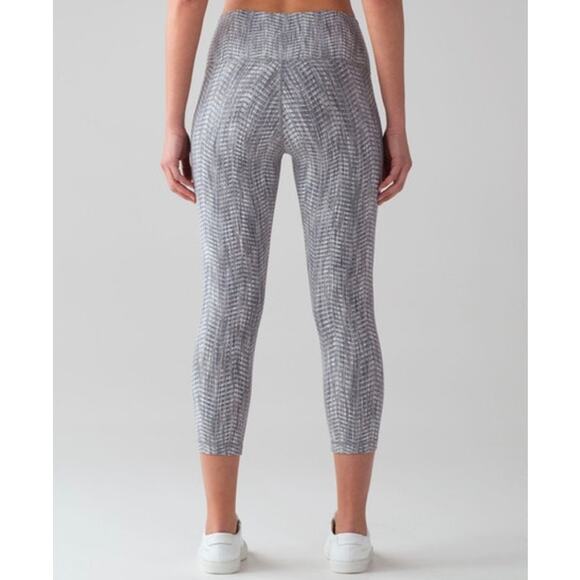 Lululemon Wunder Under HR 21" Luon Arrow Jacquard Battleship Silver Spoon Size 6 - Picture 8 of 9